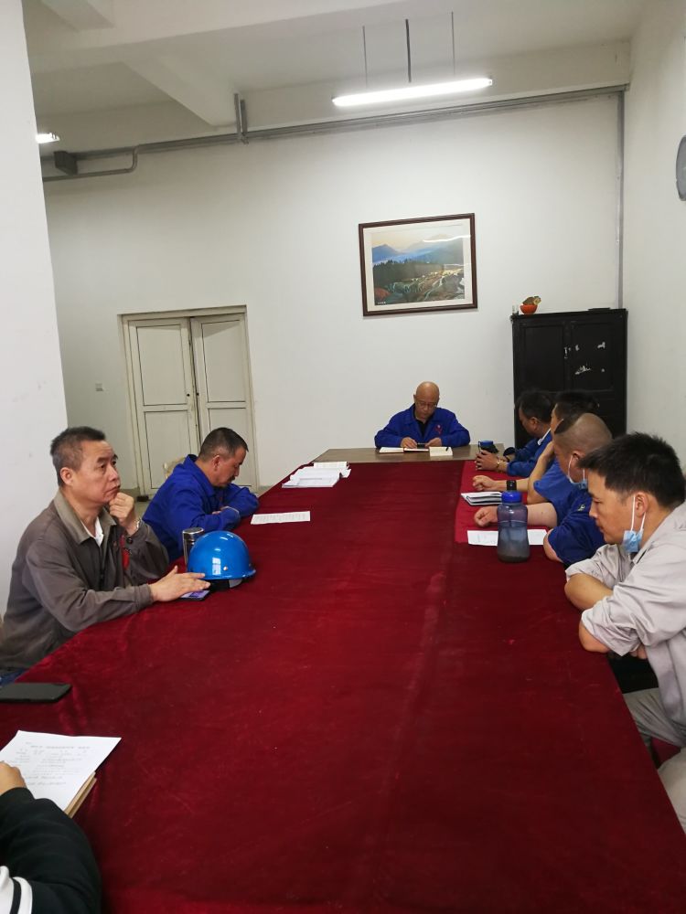機(jī)加裝配黨支部召開(kāi)全體黨員大會(huì)，組織主題教育學(xué)習(xí)。